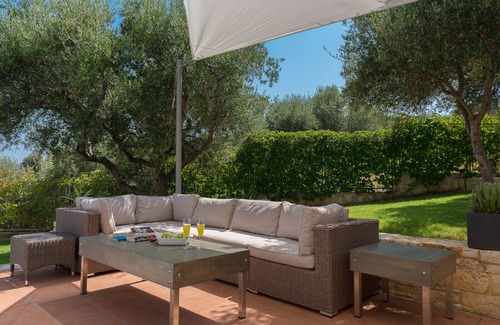 Agia Villa | A beautiful 5 bedroom villa with big private pool, just 7km away from Chania