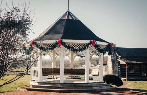 Shawanee House | A beautiful colonial house with breathtaking views of the Cumberland Gap Mnts!