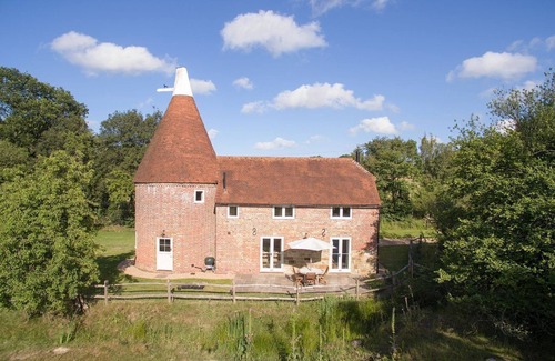 Wadhurst Cottage | A beautiful detached oast house with two bedrooms and two bathrooms situated within easy reach of lo