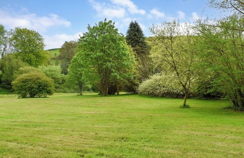 Llanwrda Cottage | A beautiful farmhouse set within large gardens.