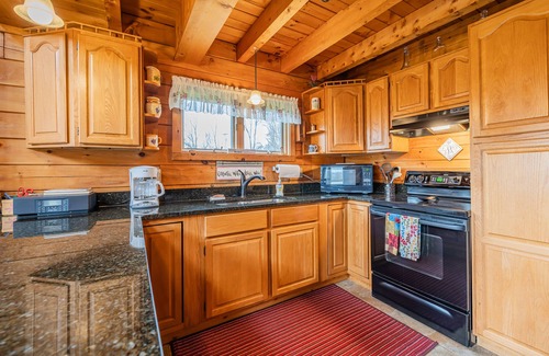 Penn Yan Cabin | A Beautiful, Fully Furnished Log Cabin Overlooking Keuka Lake