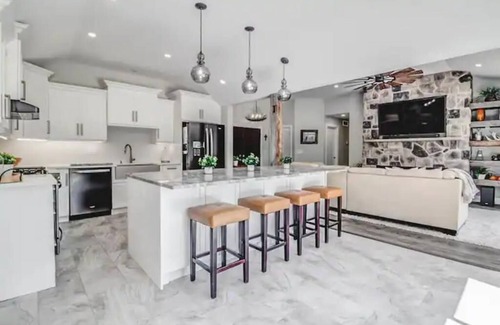 Lakeshore House | A Beautiful "Hidden Gem" Just Mins to Wine Country