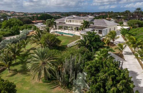 Jan Thiel Villa | A Beautiful Villa Curacao with large pool and tropical garden