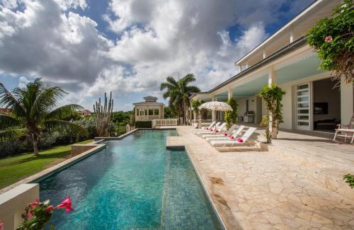 Jan Thiel Villa | A Beautiful Villa Curacao with large pool and tropical garden