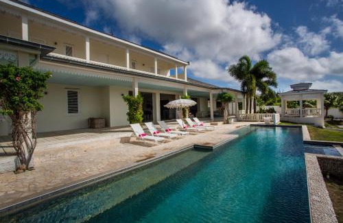 Jan Thiel Villa | A Beautiful Villa Curacao with large pool and tropical garden