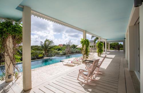 Jan Thiel Villa | A Beautiful Villa Curacao with large pool and tropical garden