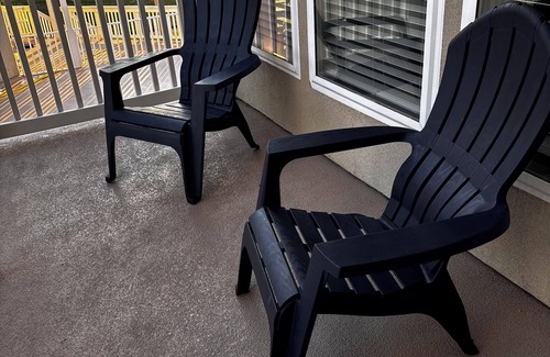 South Padre Island Condo | A Beauty& The Beach! NewlyRenovated 2/2, Sleeps 8.Just Steps away from the Beach