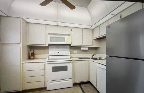Bel Air Apartment | A block from the beach! 2-bedroom condo in quiet Lauderdale by the Sea