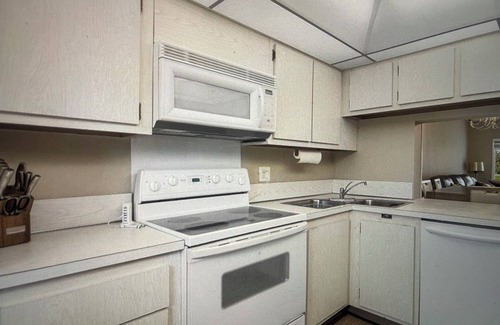 Bel Air Apartment | A block from the beach! 2-bedroom condo in quiet Lauderdale by the Sea