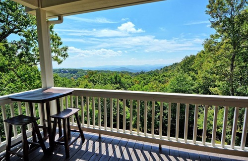 West Jefferson Cabin | A Blue Bear Lodge-Open for Bookings! Views, Ping Pong, Fire Pit, AC
