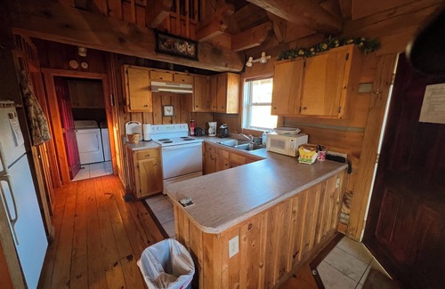Vesta Cabin | A Blue Ridge Haven! Cozy, contemporary log cabin by Dan River, wineries, mtns!