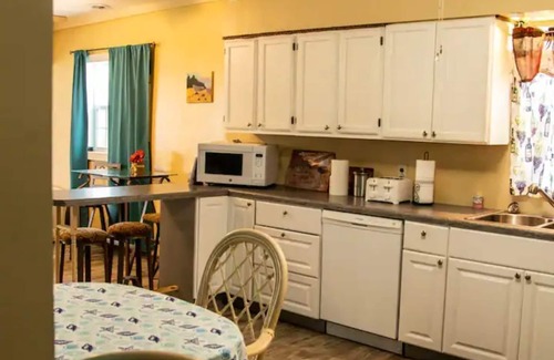 Geneva-on-the-Lake Cottage | A "Blue Whale" of a Cottage a small walk from the GOTL strip