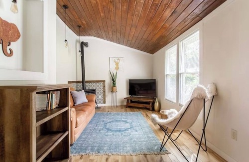 College Grove House | A Boho Retreat - THE FIREFLY- nA charming 2-bedroom home with complete privacy!