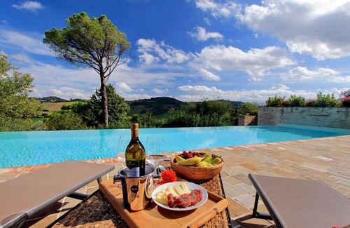 San Severino Marche House | A breathtaking view from a dream cottage.