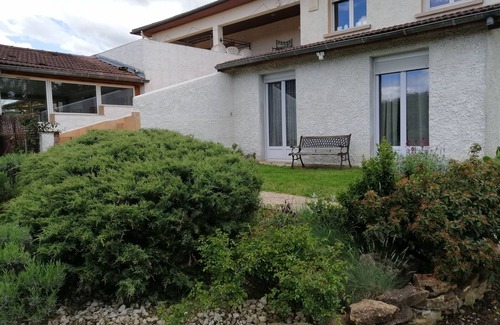 Dommartin House | A bright and relaxing room in an idyllic setting for holidaymakers and students.