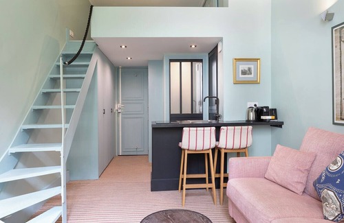 Saint-Thomas-d'Aquin Apartment | A Bright Studio in St Germain des Près