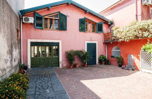 Acireale Villa | A/C double or twin room in villa with garden near the sea. Free Wi-Fi