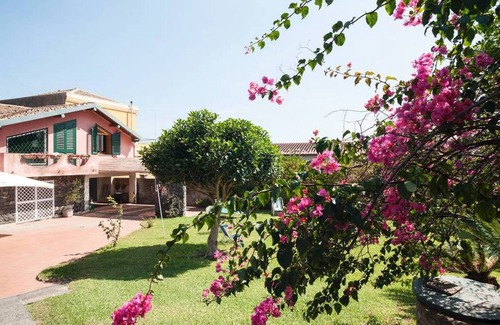 Acireale Villa | A/C double or twin room in villa with garden near the sea. Free Wi-Fi