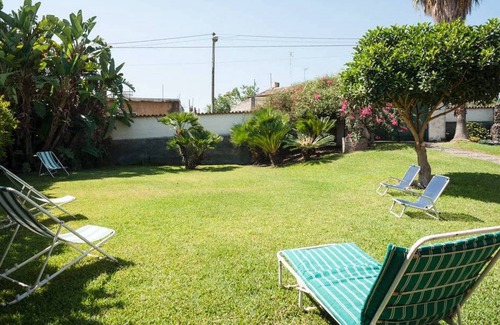 Acireale Villa | A/C double or twin room in villa with garden near the sea. Free Wi-Fi