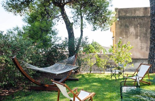 Acireale Villa | A/C double or twin room in villa with garden near the sea. Free Wi-Fi
