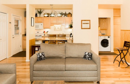 Sunriver Condo | A/C- Family Friendly - Forest View- Pool and Hot Tub