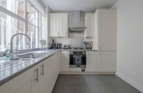 Westminster Apartment | βοΈ A/C. Lift π EarlyDrop β° FlexPolicy π King π Full Kitchen π¨βπ³ W/D π§Ί