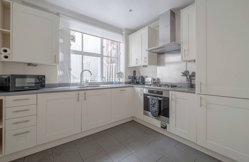 Westminster Apartment | βοΈ A/C. Lift π EarlyDrop β° FlexPolicy π King π Full Kitchen π¨βπ³ W/D π§Ί