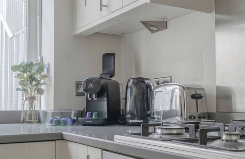 Westminster Apartment | βοΈ A/C. Lift π EarlyDrop β° FlexPolicy π King π Full Kitchen π¨βπ³ W/D π§Ί