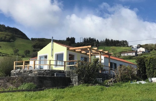 Flamengos House | A casa do vale - Cozy vacation home in the hills above Horta.