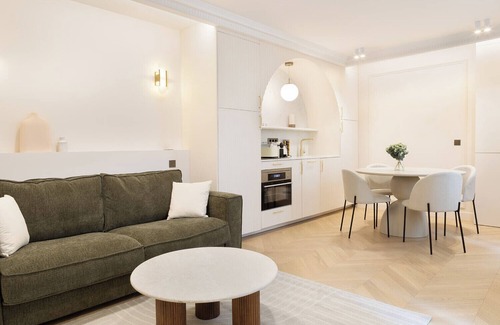 Gaillon Apartment | A Charming 1-BR/1BA with Services in Opéra