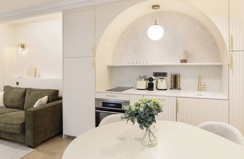 Gaillon Apartment | A Charming 1-BR/1BA with Services in Opéra