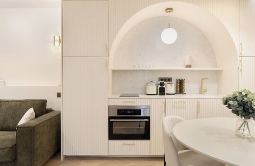 Gaillon Apartment | A Charming 1-BR/1BA with Services in Opéra
