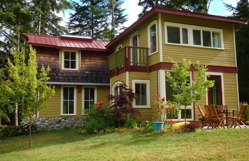 Friday Harbor Cottage | A Charming And Artistic Cottage Set In a Beautiful Garden