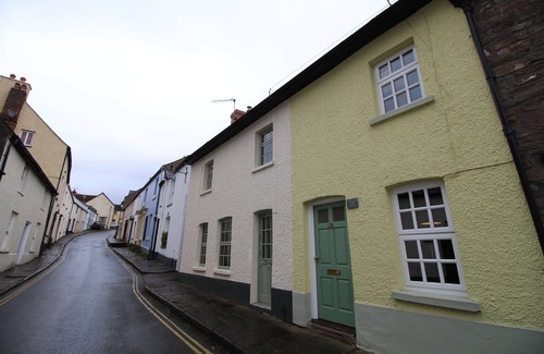 Crickhowell House | A charming and cosy cottage, centrally located on Bridge Street.