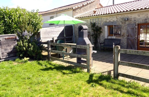 Sigournais Cottage | A charming barn in rural hamlet near Sigournais, 30 minutes from Puy du Fou.