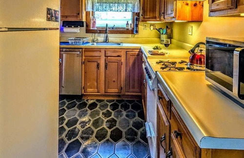Wells Cabin | A charming cabin with beautiful lake and mountain views!