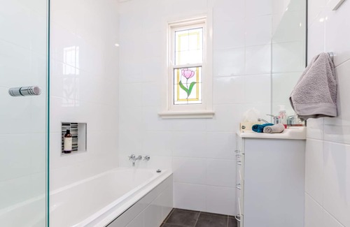 Dubbo House | A charming Cottage Home located just a short walk from Dubbo CBD.