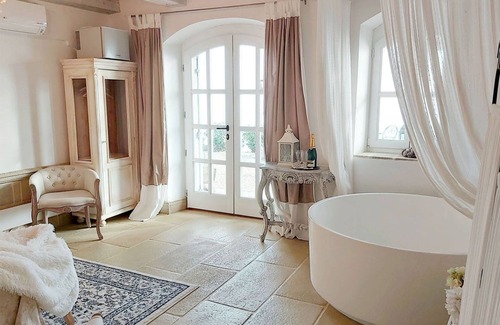 Badacsony Bed & Breakfast | A charming country house with separate guest rooms overlooking the lake.