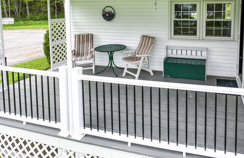 Waldoboro House | A Charming Getaway with Stunning Views and Modern Conveniences