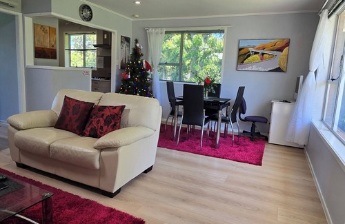 Torbay House | A charming house near by beaches in Auckland for a relaxing getaway