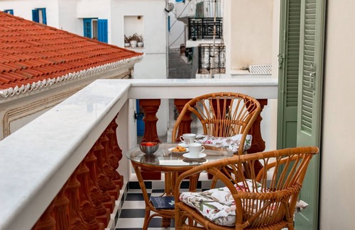 Paleopolis House | A charming retreat with timeless beauty