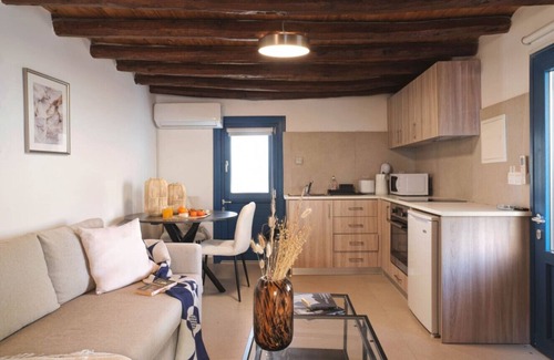 Peristerona Condo | A Charming Self-Contained Suite Overlooking a Tranquil Courtyard