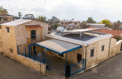 Peristerona Condo | A Charming Self-Contained Suite Overlooking a Tranquil Courtyard