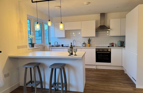 Bicester House | A Charming, Stylish & Spacious 3-Bedroom Mid-Century Homestay in Upper Heyford