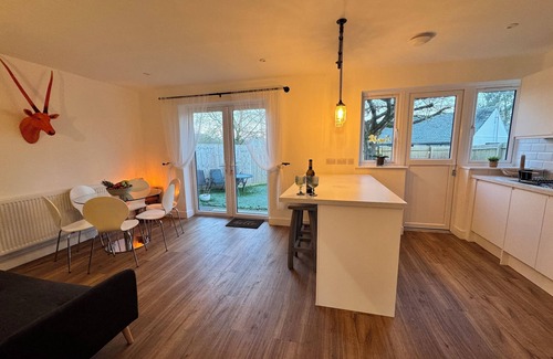 Bicester House | A Charming, Stylish & Spacious 3-Bedroom Mid-Century Homestay in Upper Heyford