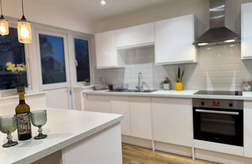 Bicester House | A Charming, Stylish & Spacious 3-Bedroom Mid-Century Homestay in Upper Heyford