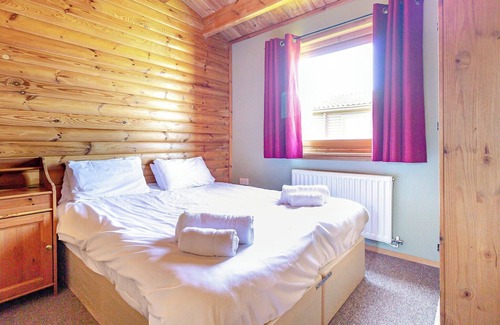 Scunthorpe Cabin | A charming three bedroom lodge with a master bedroom with a double bed served by an en-suite shower