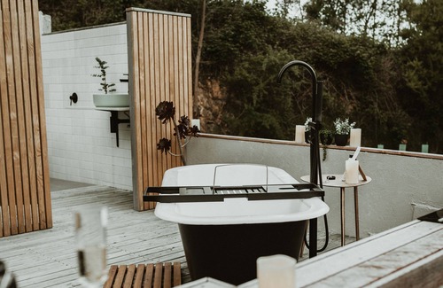 Mylor House | A chic vintage caravan in an idyllic setting.nPure escapism in the Hills.