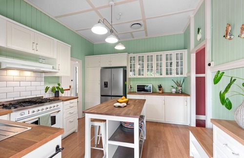 Woolloongabba House | A Colourful Life! 4Bed/2.5Bath/1Car ~ Queenslander