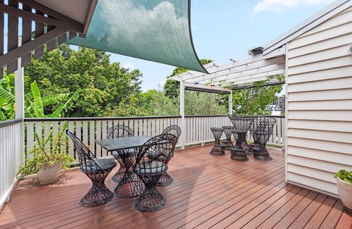 Woolloongabba House | A Colourful Life! 4Bed/2.5Bath/1Car ~ Queenslander